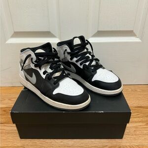 Nike Air Jordan 1 Mid GS "Black/White-LT Smoke Grey" - Size 7Y (554725 073)
